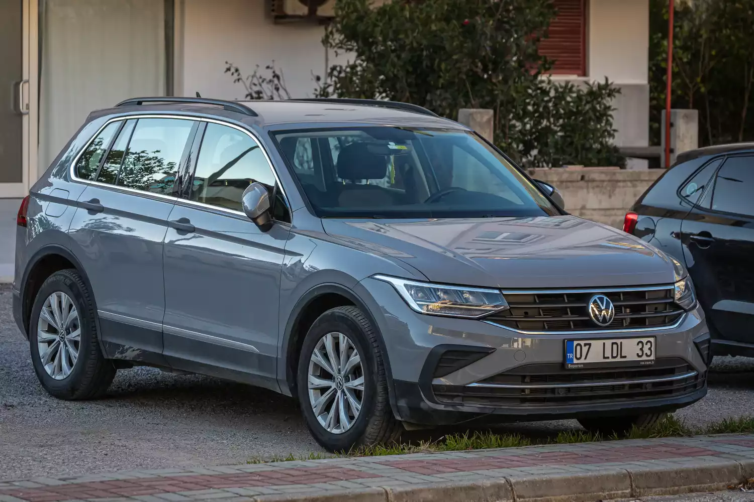 trash containers for Volkswagen Tiguan